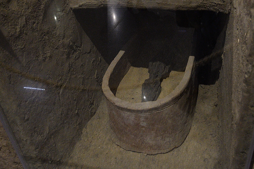 84 MAK_6415.jpg - Sono anche esposte delle tombe e delle nicchie originali per i coccodrilli.